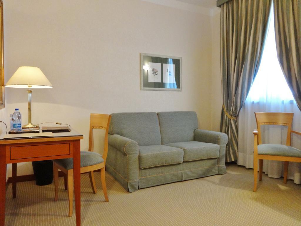 Hotel Excelsior Magenta Bagian luar foto