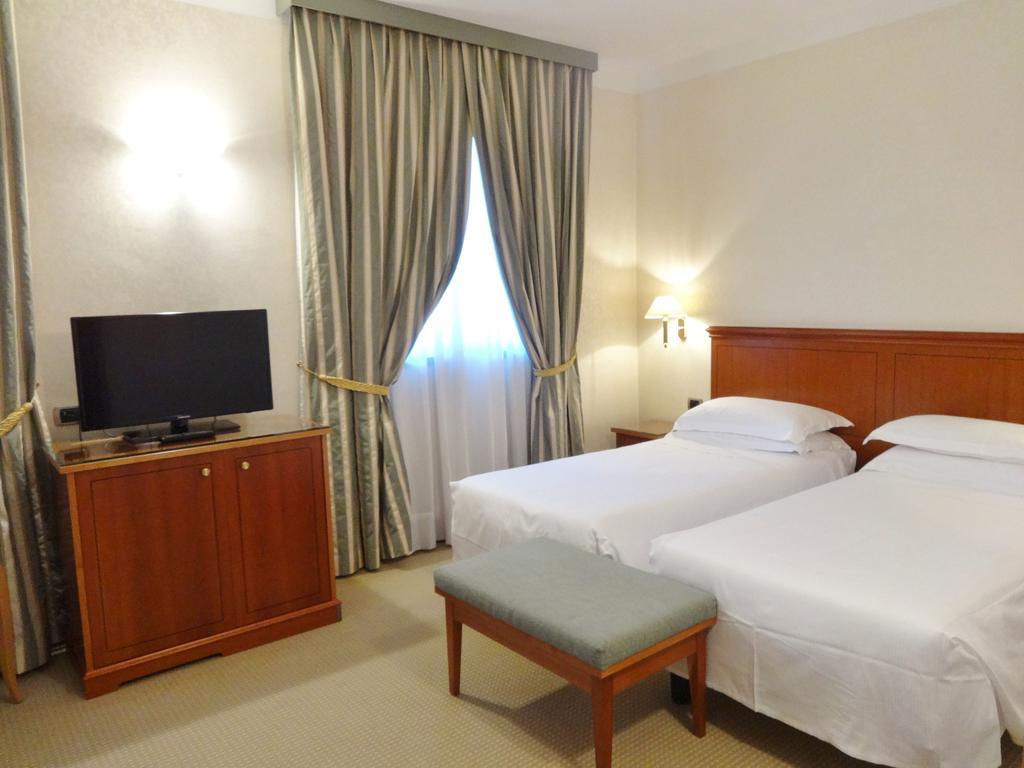 Hotel Excelsior Magenta Bagian luar foto