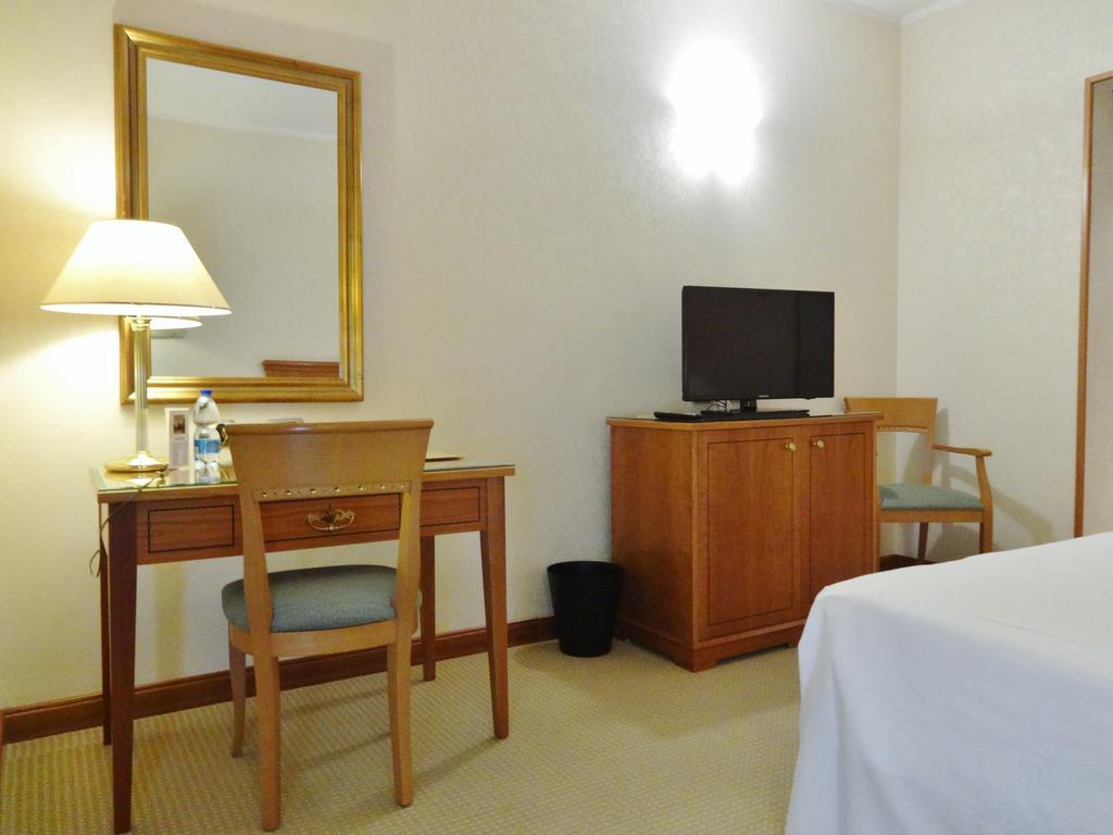 Hotel Excelsior Magenta Bagian luar foto