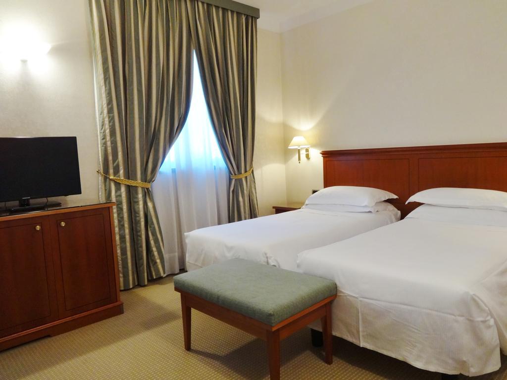 Hotel Excelsior Magenta Bagian luar foto