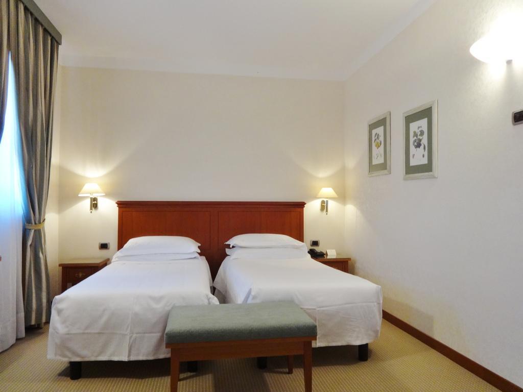 Hotel Excelsior Magenta Bagian luar foto