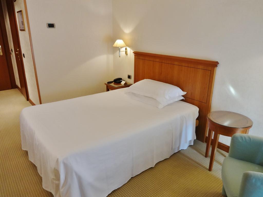 Hotel Excelsior Magenta Bagian luar foto