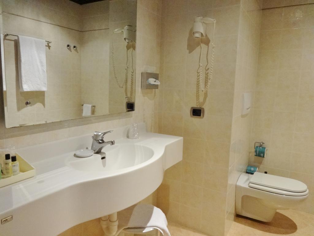 Hotel Excelsior Magenta Bagian luar foto