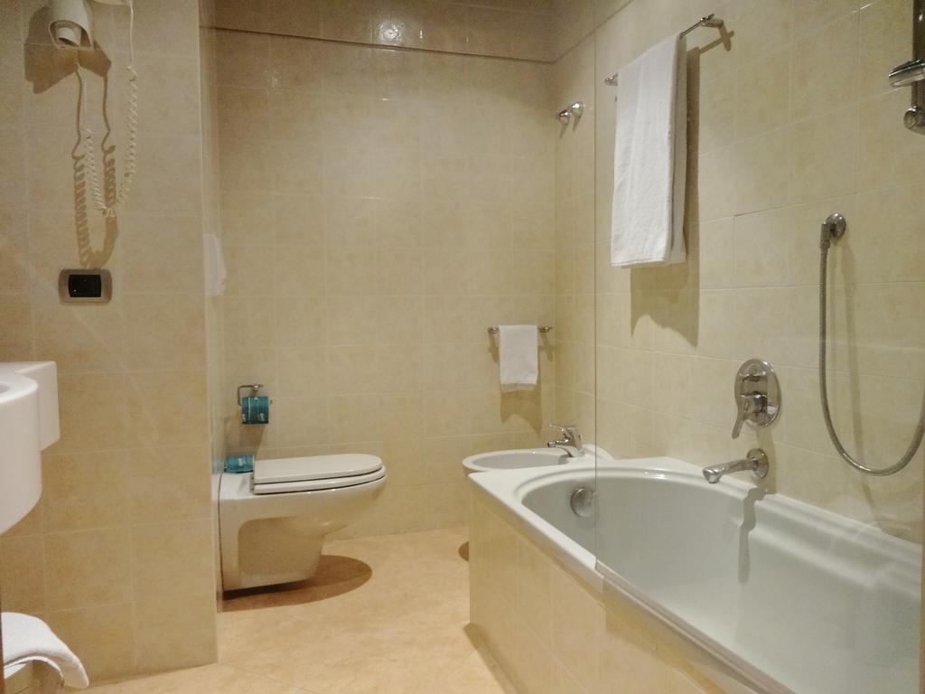 Hotel Excelsior Magenta Bagian luar foto