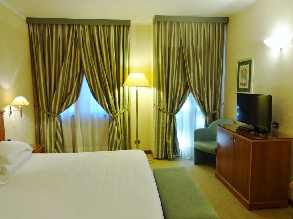Hotel Excelsior Magenta Bagian luar foto