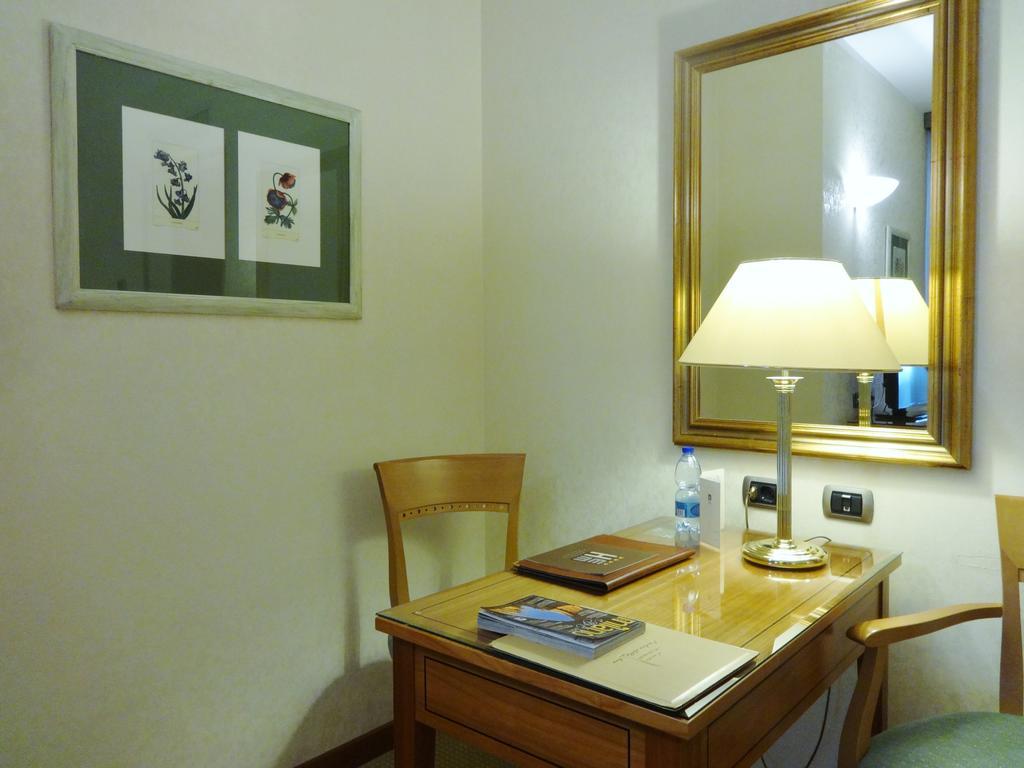 Hotel Excelsior Magenta Bagian luar foto