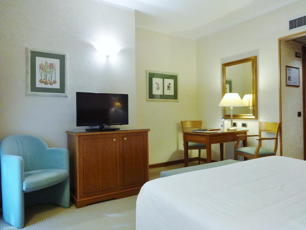 Hotel Excelsior Magenta Bagian luar foto
