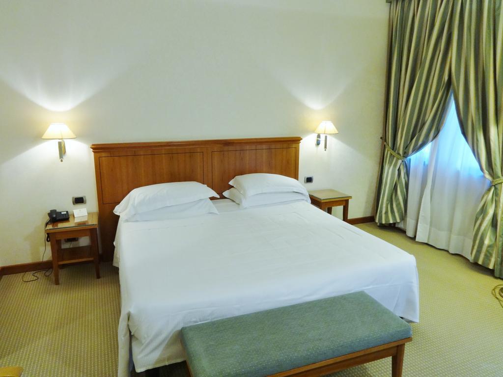 Hotel Excelsior Magenta Bagian luar foto