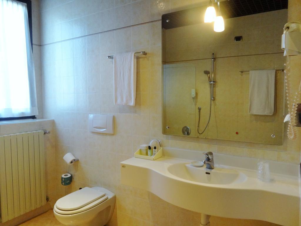 Hotel Excelsior Magenta Bagian luar foto