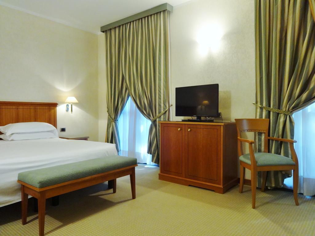 Hotel Excelsior Magenta Bagian luar foto