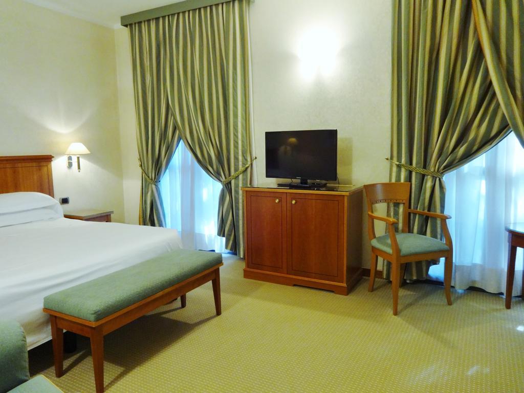 Hotel Excelsior Magenta Bagian luar foto
