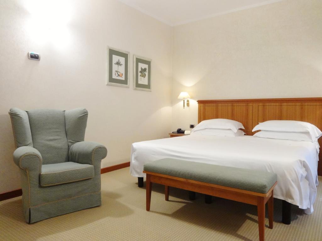 Hotel Excelsior Magenta Bagian luar foto