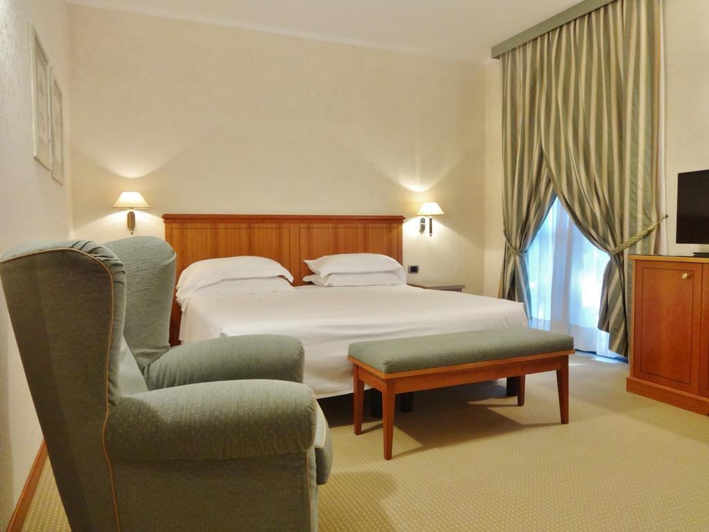 Hotel Excelsior Magenta Bagian luar foto