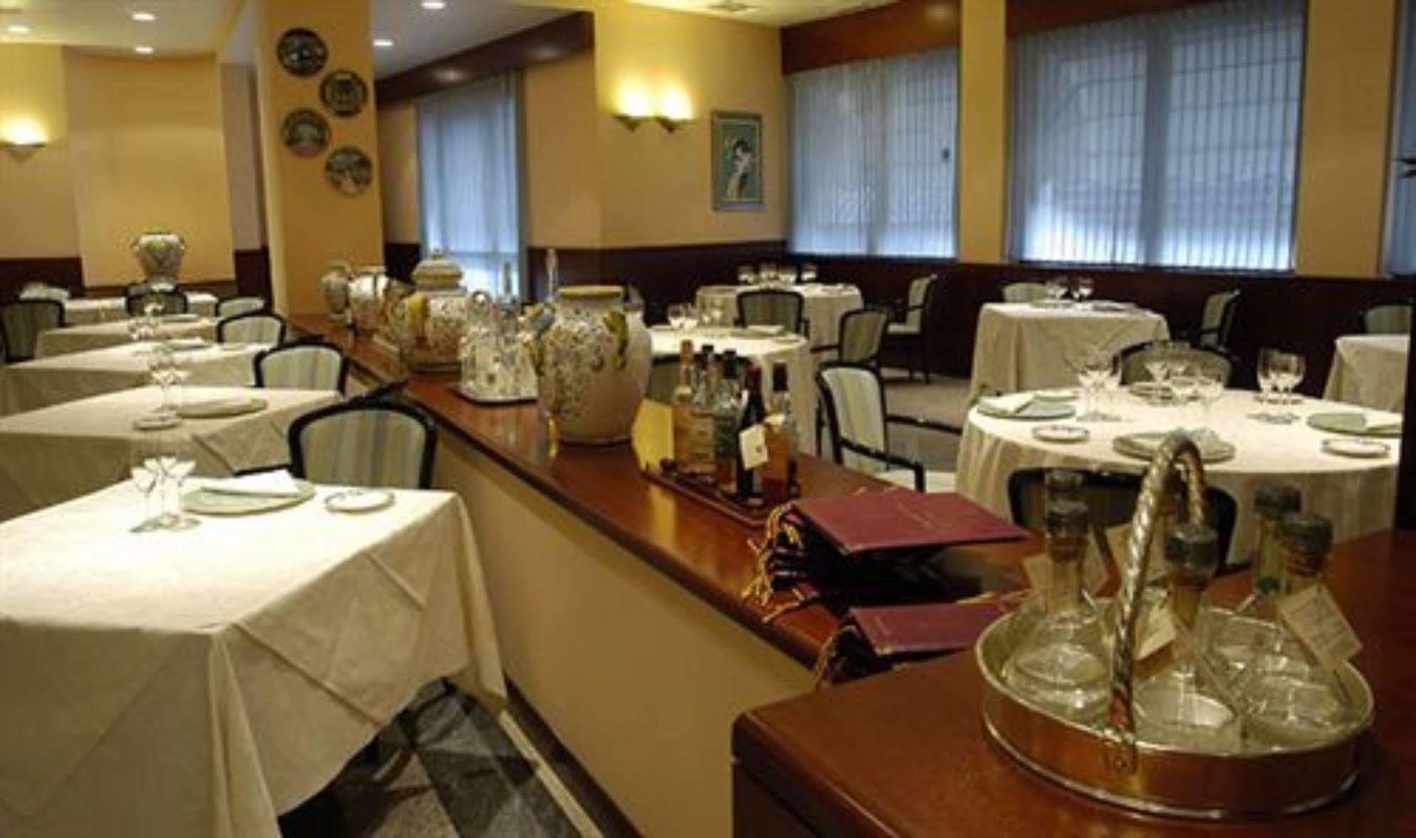 Hotel Excelsior Magenta Bagian luar foto