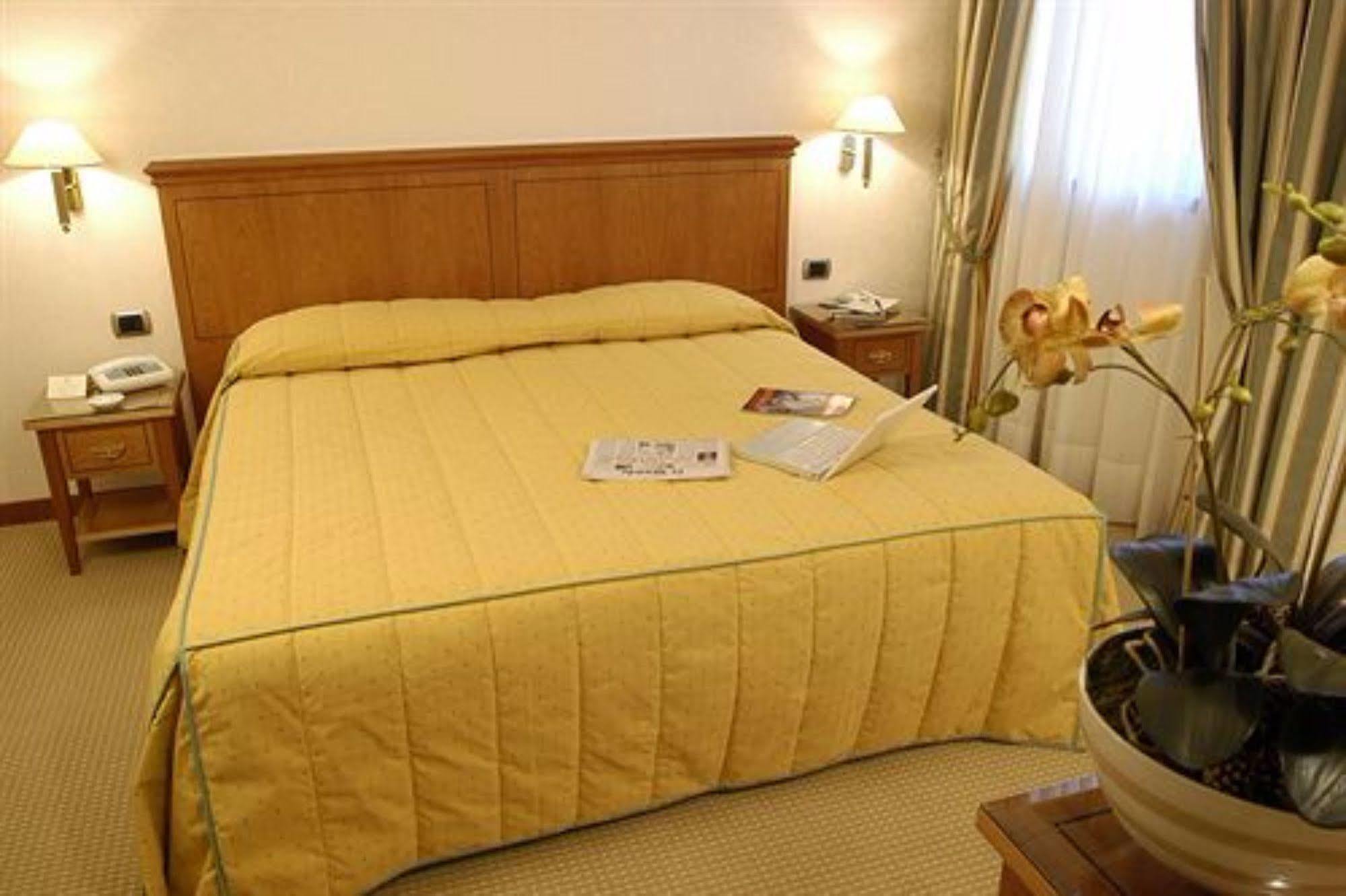 Hotel Excelsior Magenta Bagian luar foto