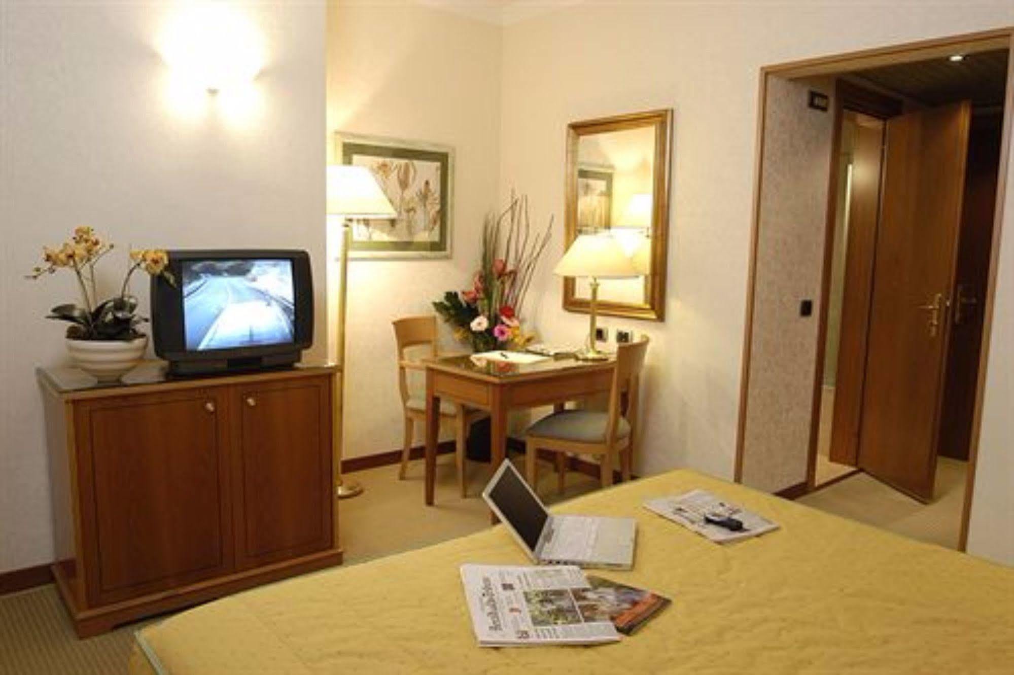 Hotel Excelsior Magenta Bagian luar foto