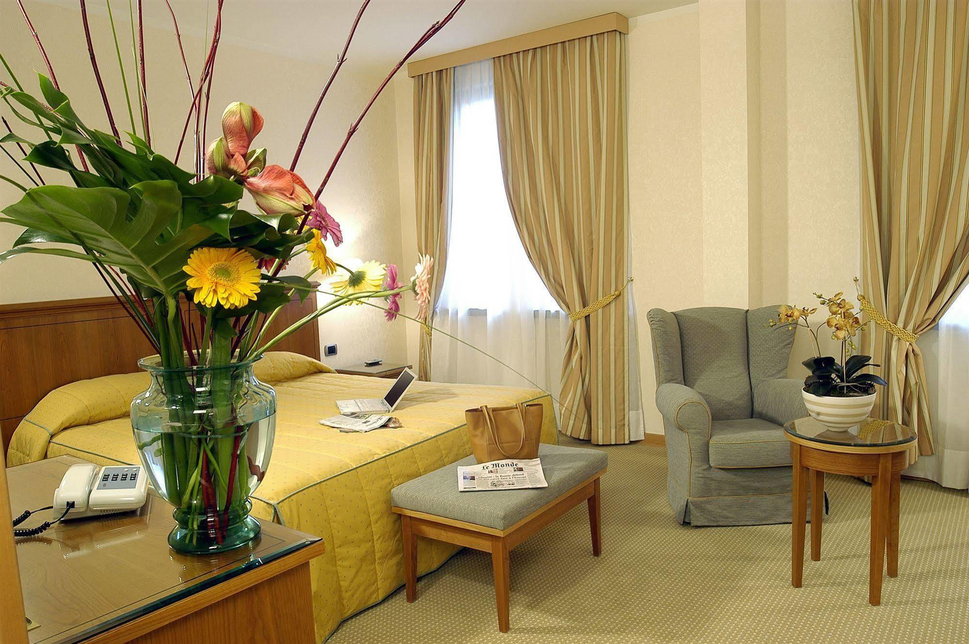 Hotel Excelsior Magenta Bagian luar foto