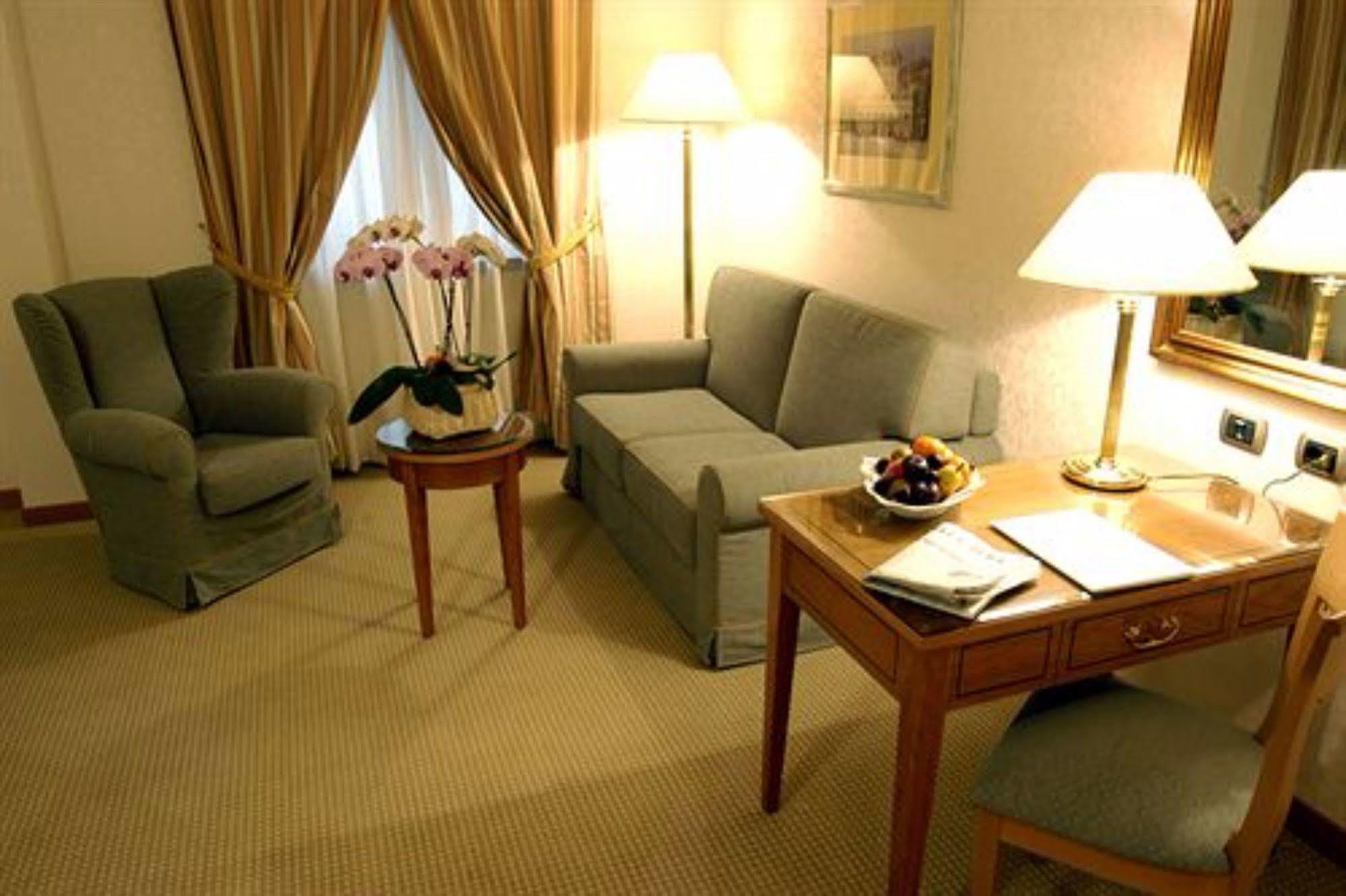 Hotel Excelsior Magenta Bagian luar foto
