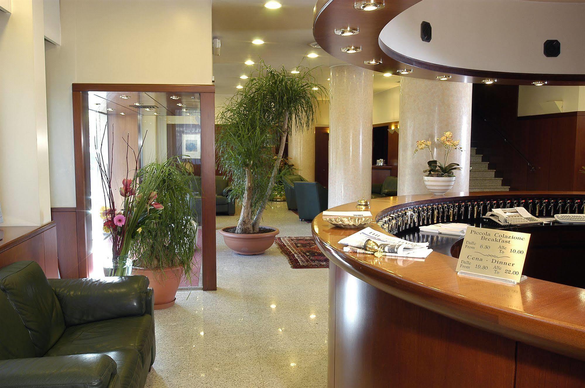 Hotel Excelsior Magenta Bagian luar foto